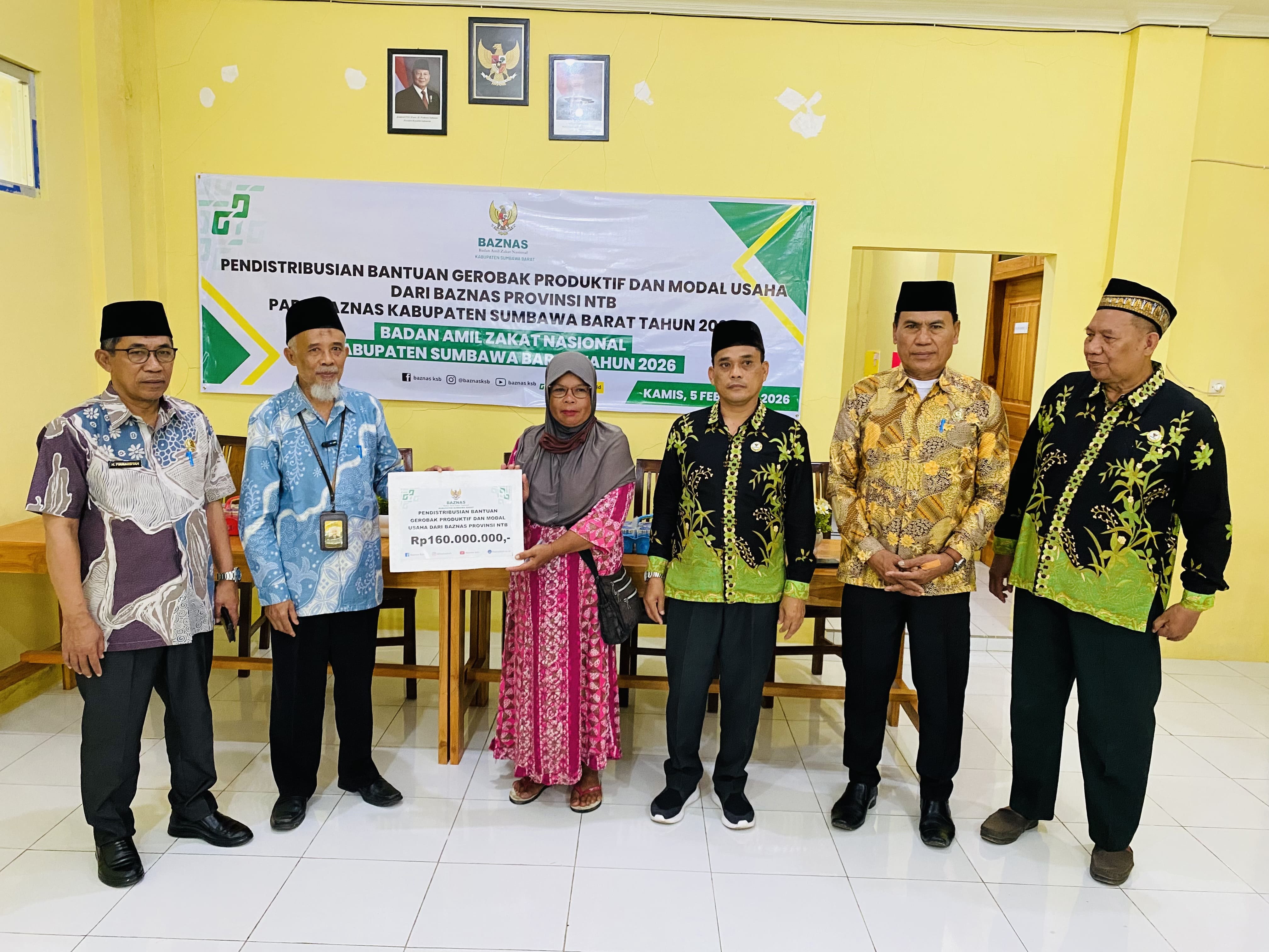 Penyerahan Bantuan Gerobak Produktif dan Modal Usaha Oleh Baznas KSB
